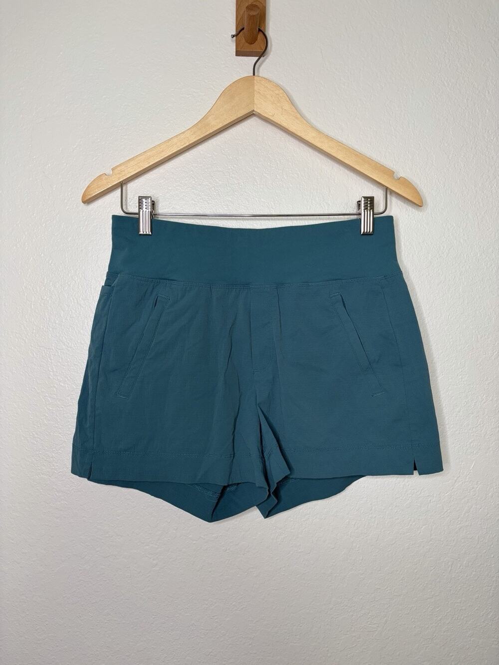 Athleta Trekkie North Short 3.5" in Blue Green Size 4 Gorpcore, Sporty Chic